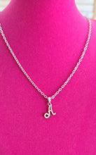 Cargar imagen en el visor de la galería, Collar de Inicial Cursiva de Acero Inoxidable