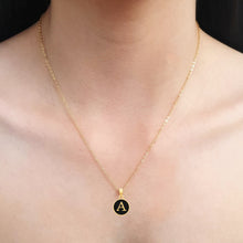 Cargar imagen en el visor de la galería, Collar de Inicial de Resina Negra