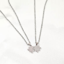 Cargar imagen en el visor de la galería, Set de 2 Collares de Rompecabezas
