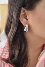 Cargar imagen en el visor de la galería, Aretes Iconic Drop Silver
