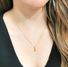 Cargar imagen en el visor de la galería, Collar de Inicial con opción añadir un Corazón de Swarovski

