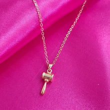 Cargar imagen en el visor de la galería, Collar Abogada Mazo de la Justicia
