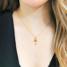 Cargar imagen en el visor de la galería, Collar Abogada Mazo de la Justicia
