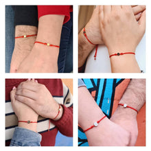 Cargar imagen en el visor de la galería, Set de 2 Pulseras Hilo Rojo con Iniciales
