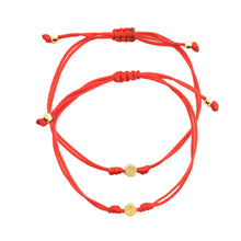 Cargar imagen en el visor de la galería, Set de 2 Pulseras Hilo Rojo con Iniciales
